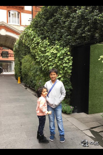 Mahesh-Babu-Family-London-Trip-Photos